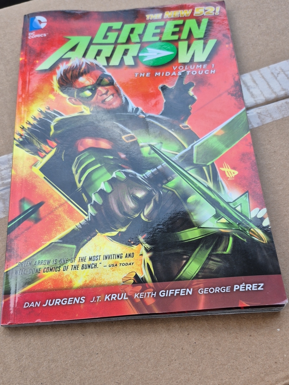 DC Comics Green Arrow Graphic Novel - Green, Red
